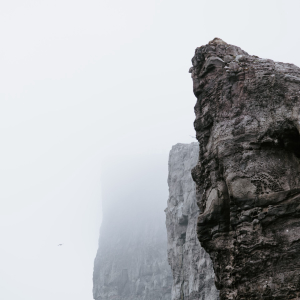 Hedge Fund Manager Claims Bitcoin is Hanging on the “Side of a Cliff”
