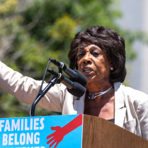 US House Financial Services Chair Waters Recommends Joe Biden Rescind OCC Crypto Guidance