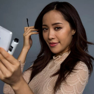 Once Youtube’s biggest beauty star, then vanished. Now believes bitcoin is the future.