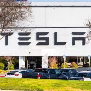 TSLA Stock Up 1%, Barclays Analyst Doubles Down on Bear Predictions for Tesla