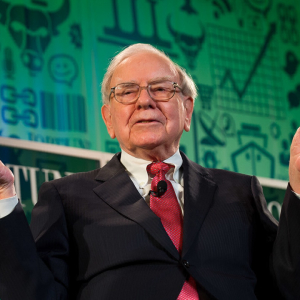 Warren Buffett Builds Up His Cash, Sells Airlines Stocks in Q1 2020 amid Coronavirus