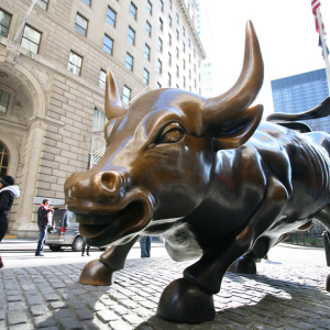 Wall Street Remains under Pressure amid Fears of New COVID-19 Lockdowns, Dow Jones Loses 500 Points