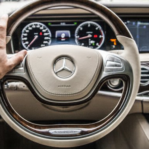 Mercedes' Parent Firm Partners With DLT Provider to Develop Vehicle-Based Hardware Wallet