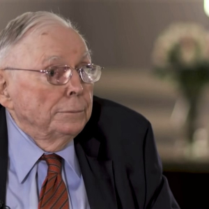 Buffett's Partner Munger Bashes Bitcoin, Says It's 'Substitute For Gold'