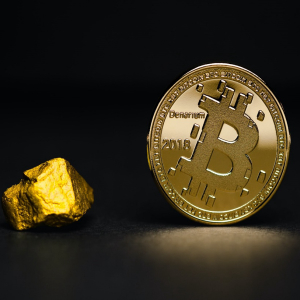 Bitcoin’s popularity won’t threaten gold’s “currency of last resort” status