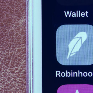 Crypto-Friendly Robinhood Trading App Beefs Up on Compliance Hires